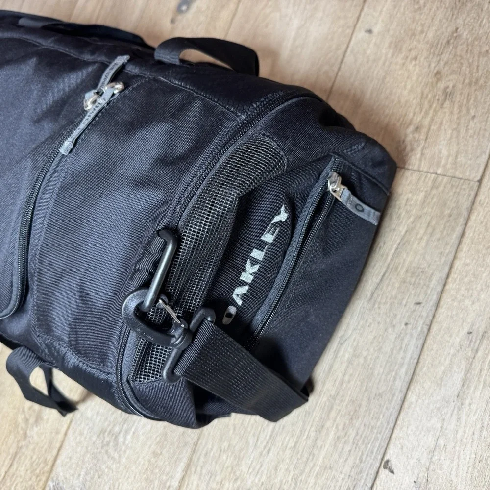 Oakley Black Duffle Bag Vintage Gym Bag in Excellent Condition Model 92345
